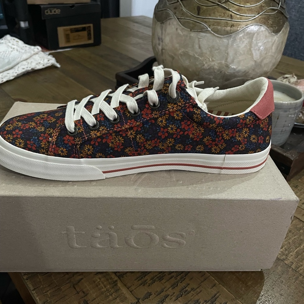 Taos floral shoes size9.5